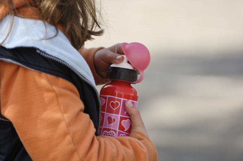 Enfant Avec Une Gourde Eau