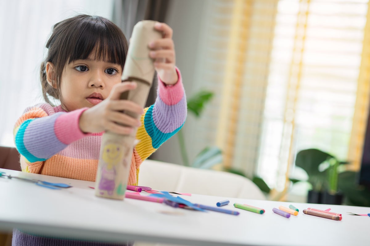 Enfant Bricolage Avec Carton