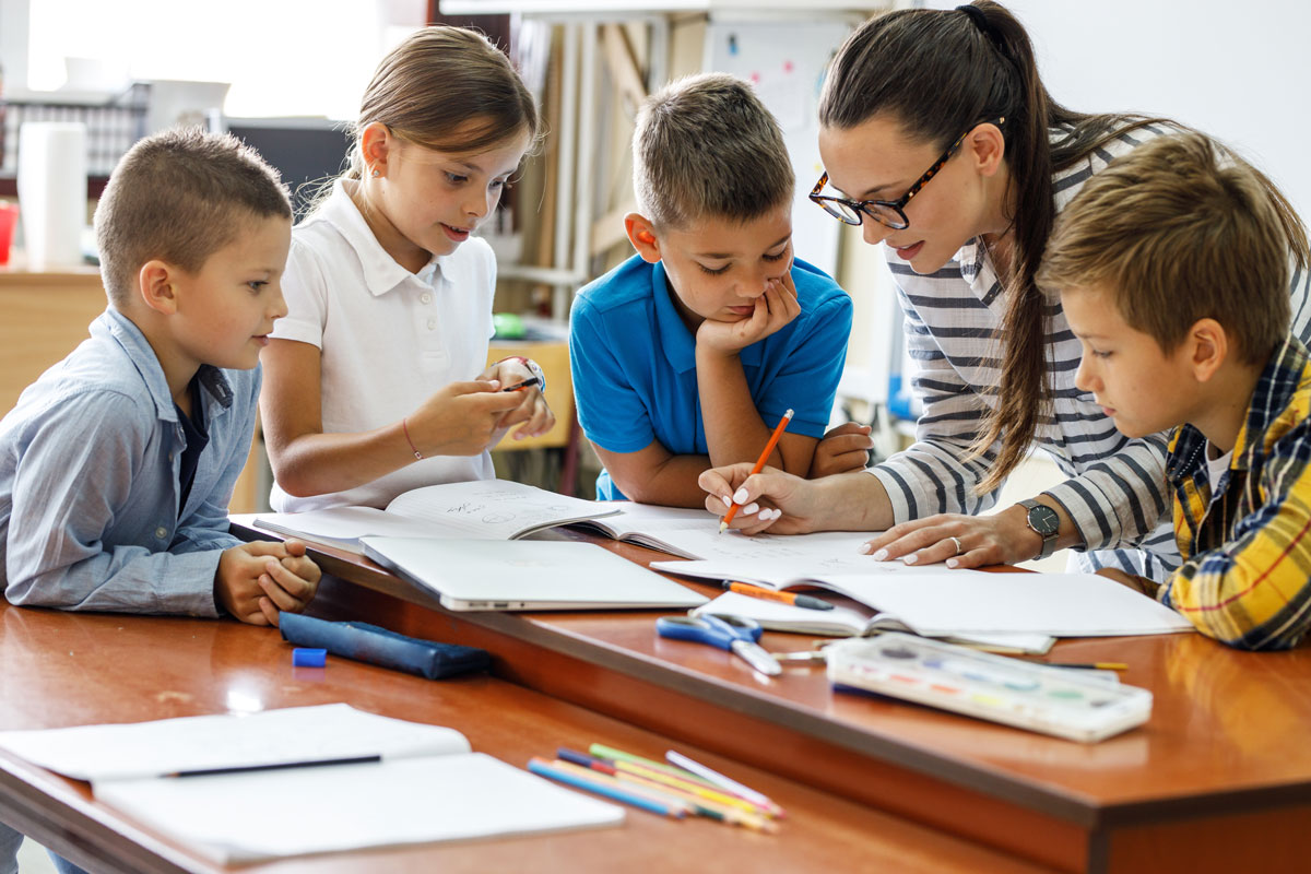 Groupe Eleves Avec Professeur En Classe