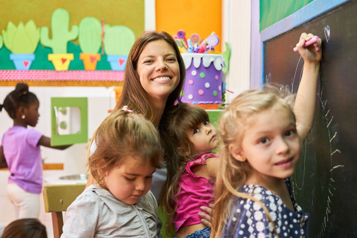 Professeur Maternelle Avec Eleves Tableau