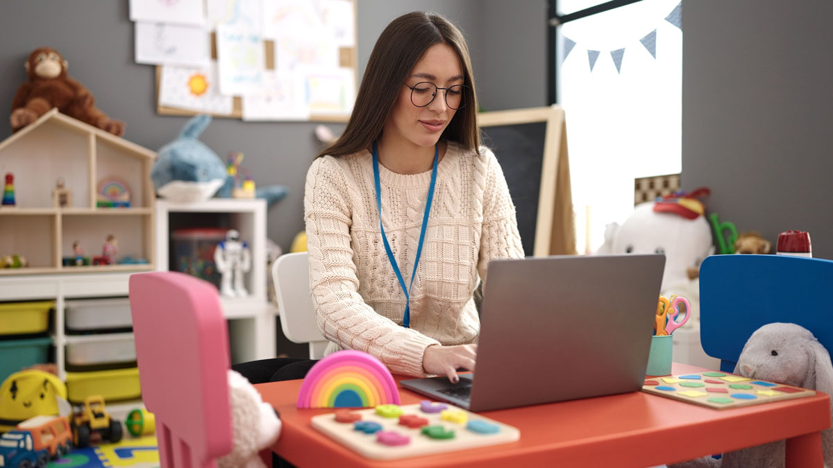 Professeur Maternelle Travaille Sur Ordinateur